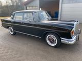 Mercedes-Benz 220 - Mercedes-Benz 220 mit Benzin-Antrieb: Automatik