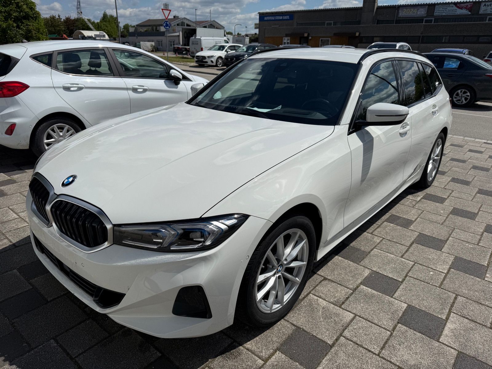 BMW 318d Touring Auto LED AHK  ACC ParkAssist SiHzg foto 2