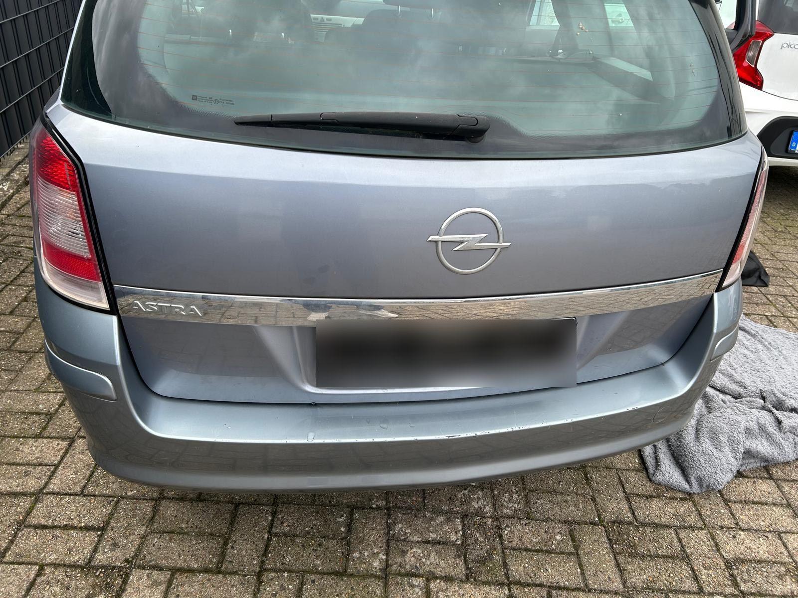 Opel Astra 2007 — салон