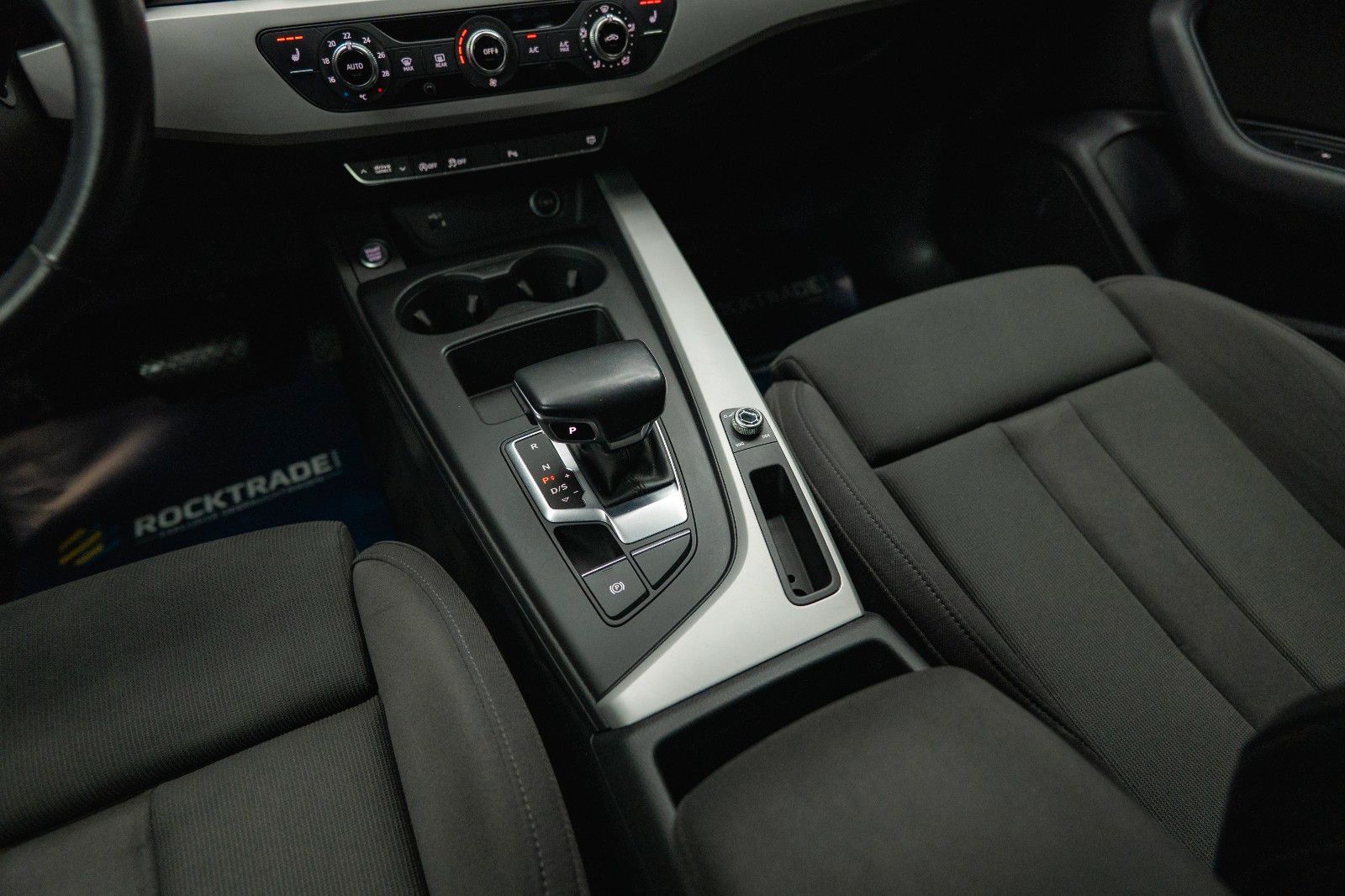 Fahrzeugabbildung Audi A4 Lim. 40 TFSI advanced Sport *DAB*LED*ACC*