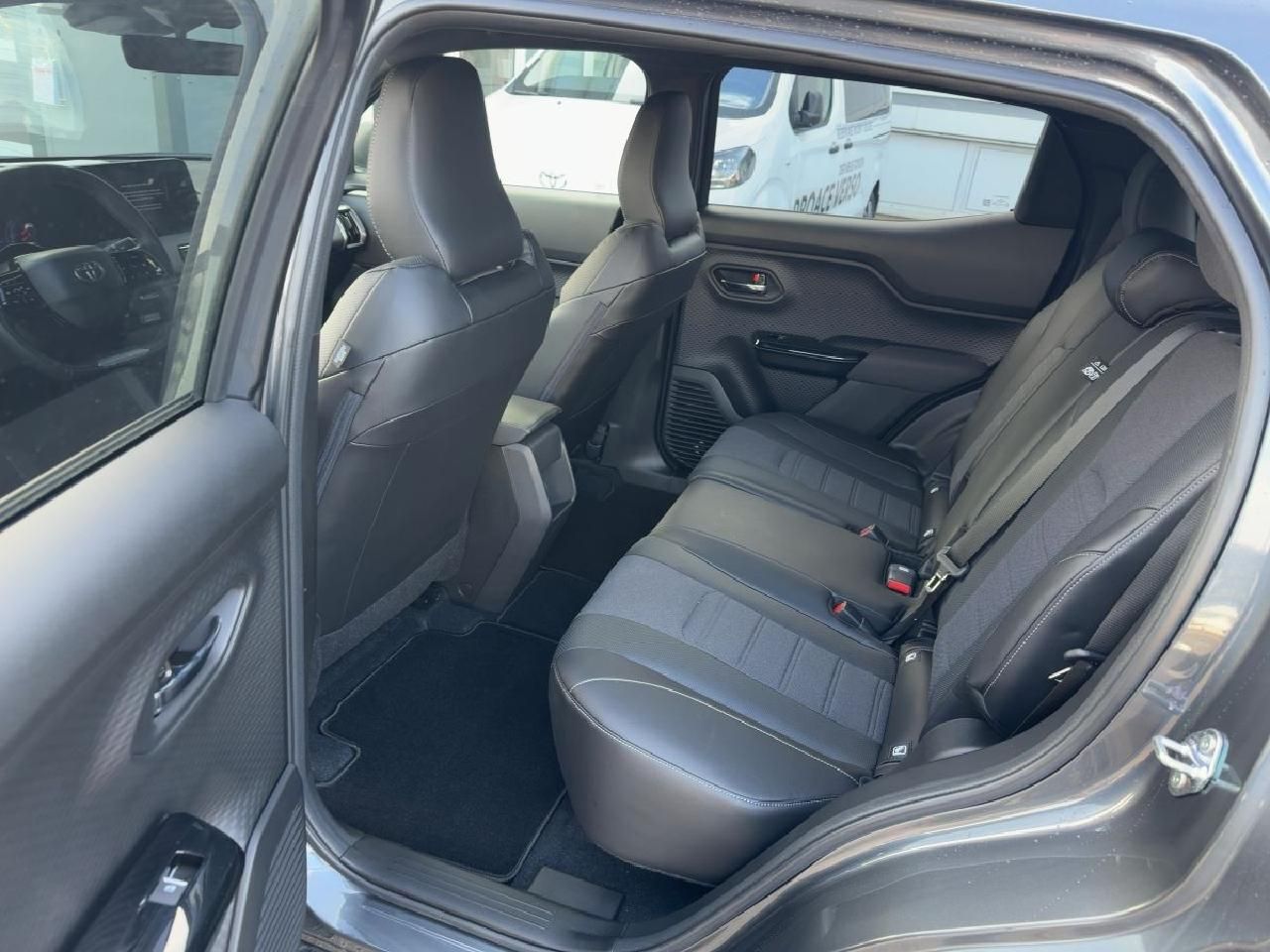 Fahrzeugabbildung Toyota Urban Cruiser FWD Lounge 61kWh Panorama*