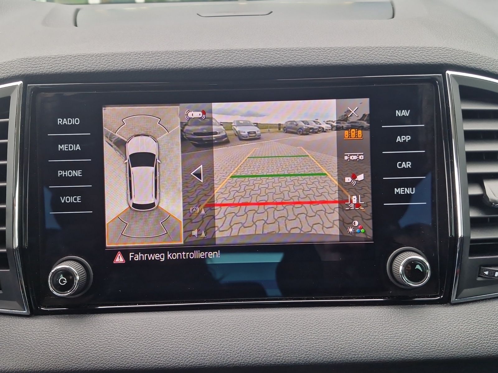 Fahrzeugabbildung SKODA Karoq Clever 1.5 TSI DSG LED Navi ACC AHK 4xSHZ