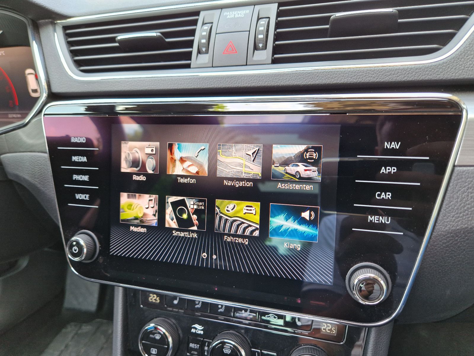 Fahrzeugabbildung SKODA Superb Combi Ambition 2.0 TDI DSG NAVI RFK