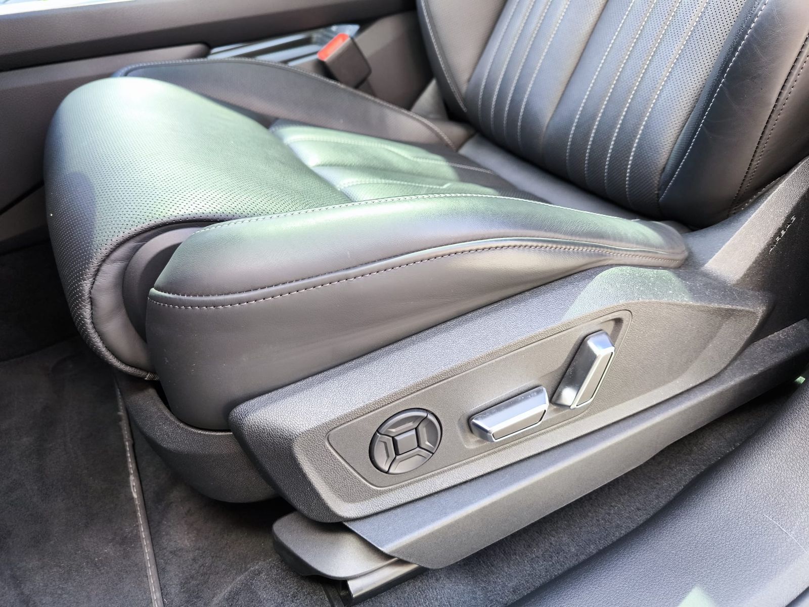 Fahrzeugabbildung Audi e-tron S LINE BLACK EDITION PANO+MEMO+SHZ+360+