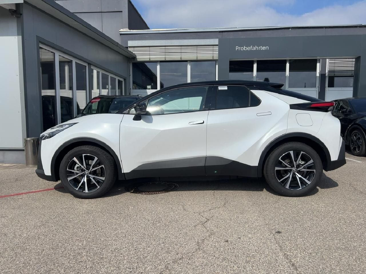 Fahrzeugabbildung Toyota C-HR Plug-In Hyb. FWD Black and White