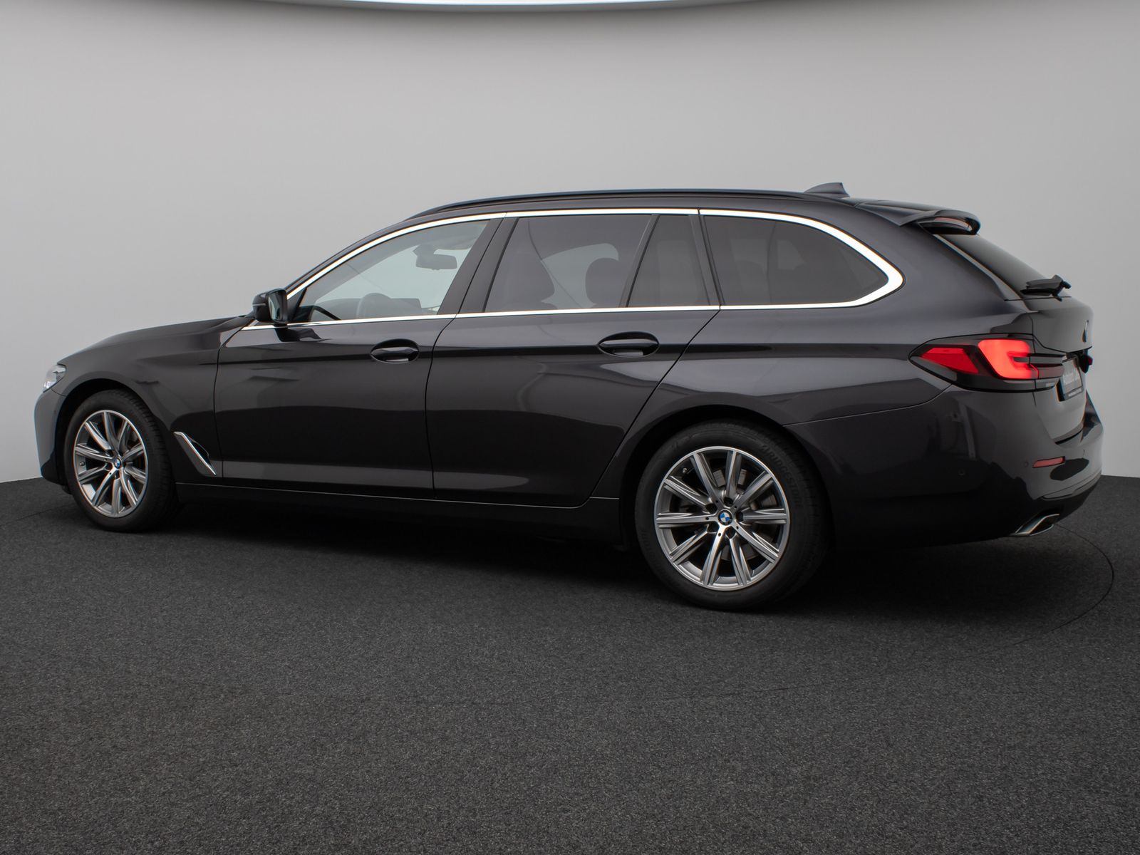 Fahrzeugabbildung BMW 520d Kamera HUD DAB CockPitPro Sitzhzg Alarm LED