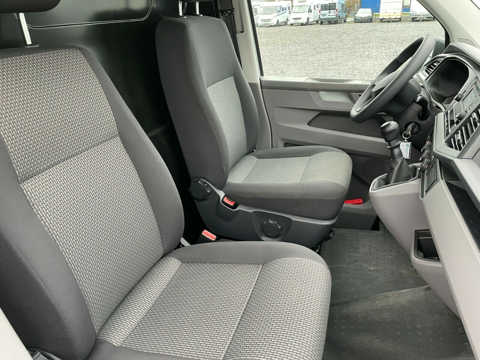 Fahrzeugabbildung Volkswagen T 6.1  Transporter 2.0 TDI / Klima