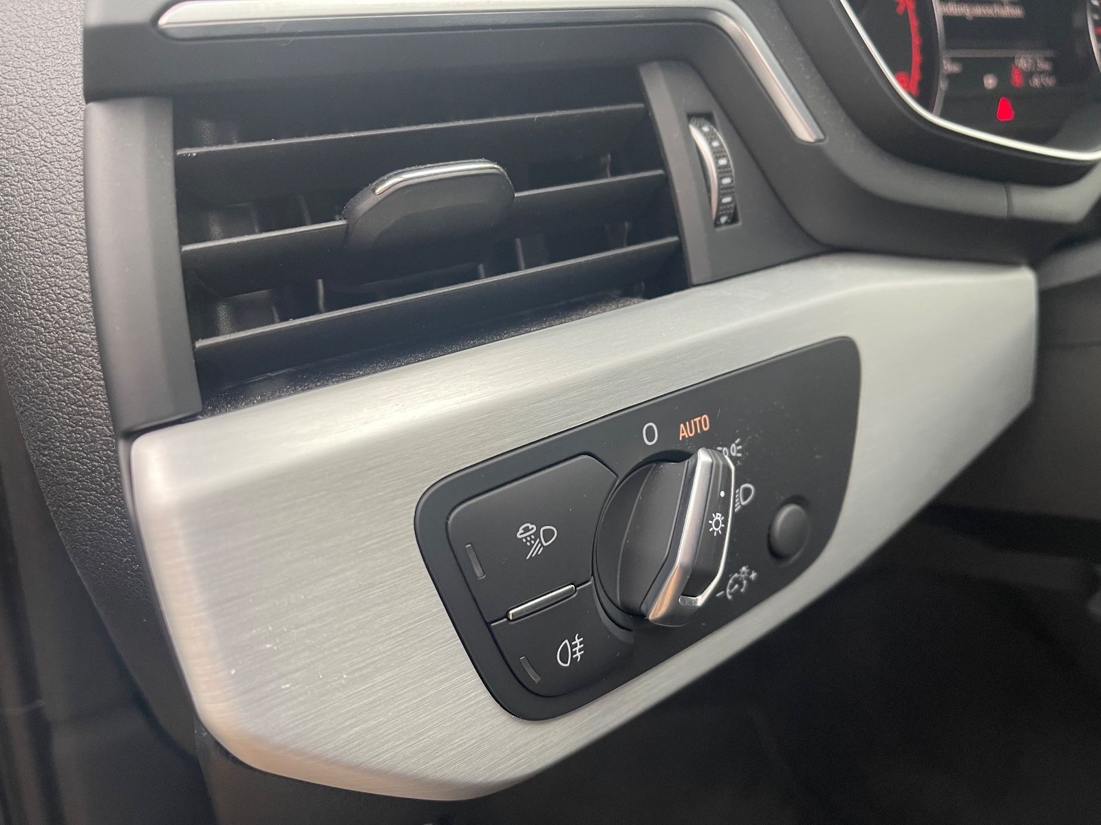 Fahrzeugabbildung Audi A4 Avant S-Line AHK*LED*PDC*TEILLEDER*TEMPO+