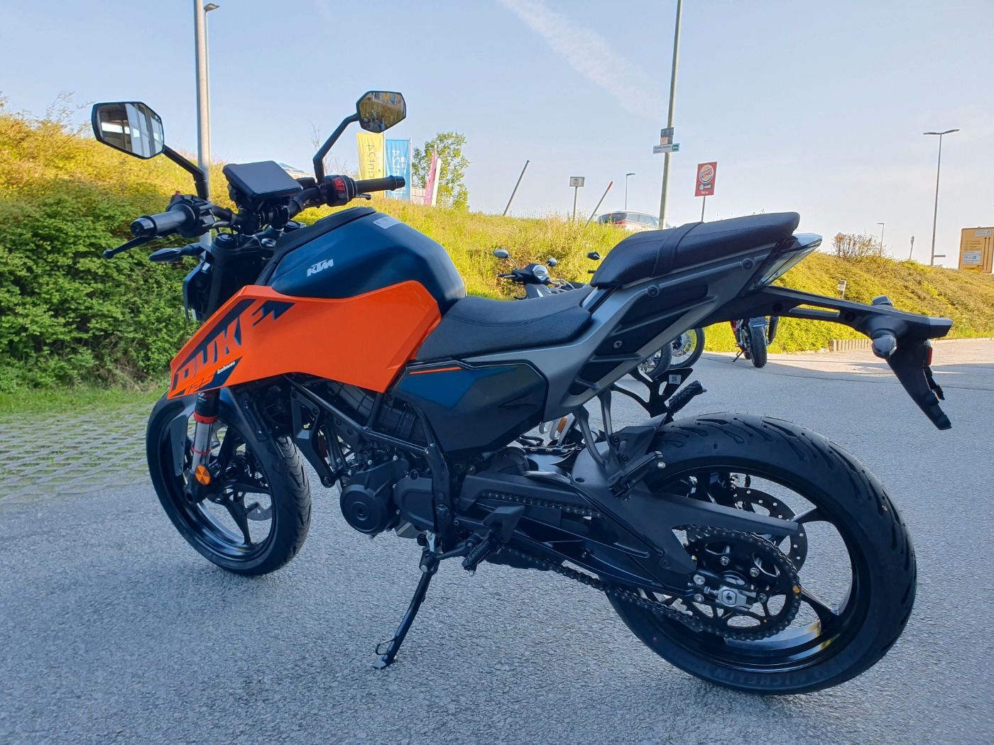 Fahrzeugabbildung KTM 125 Duke Modell 2024 beide Farben lagernd