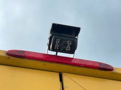 Iveco Großraumkasten mit vielen Teilen