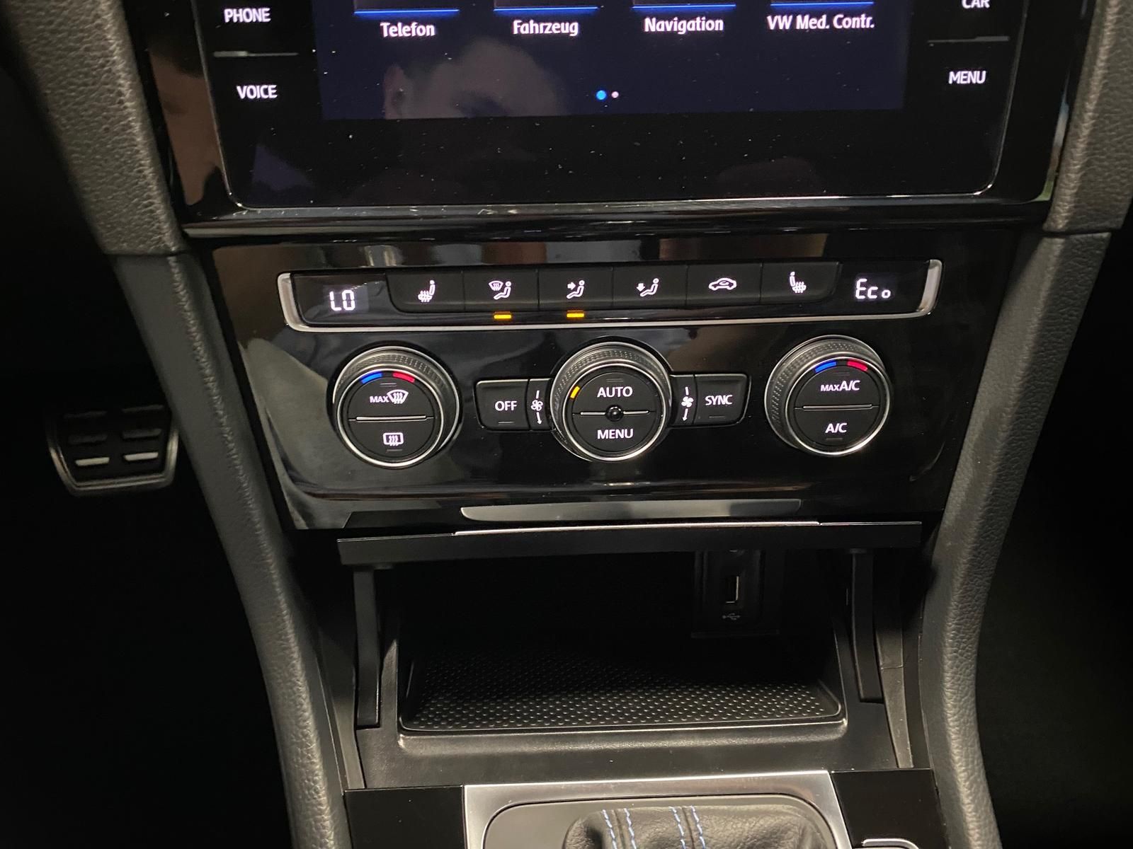 Fahrzeugabbildung Volkswagen Golf VII 1.4 PLUG-IN HYBRID GTE+AHK+MATRIX+ACC
