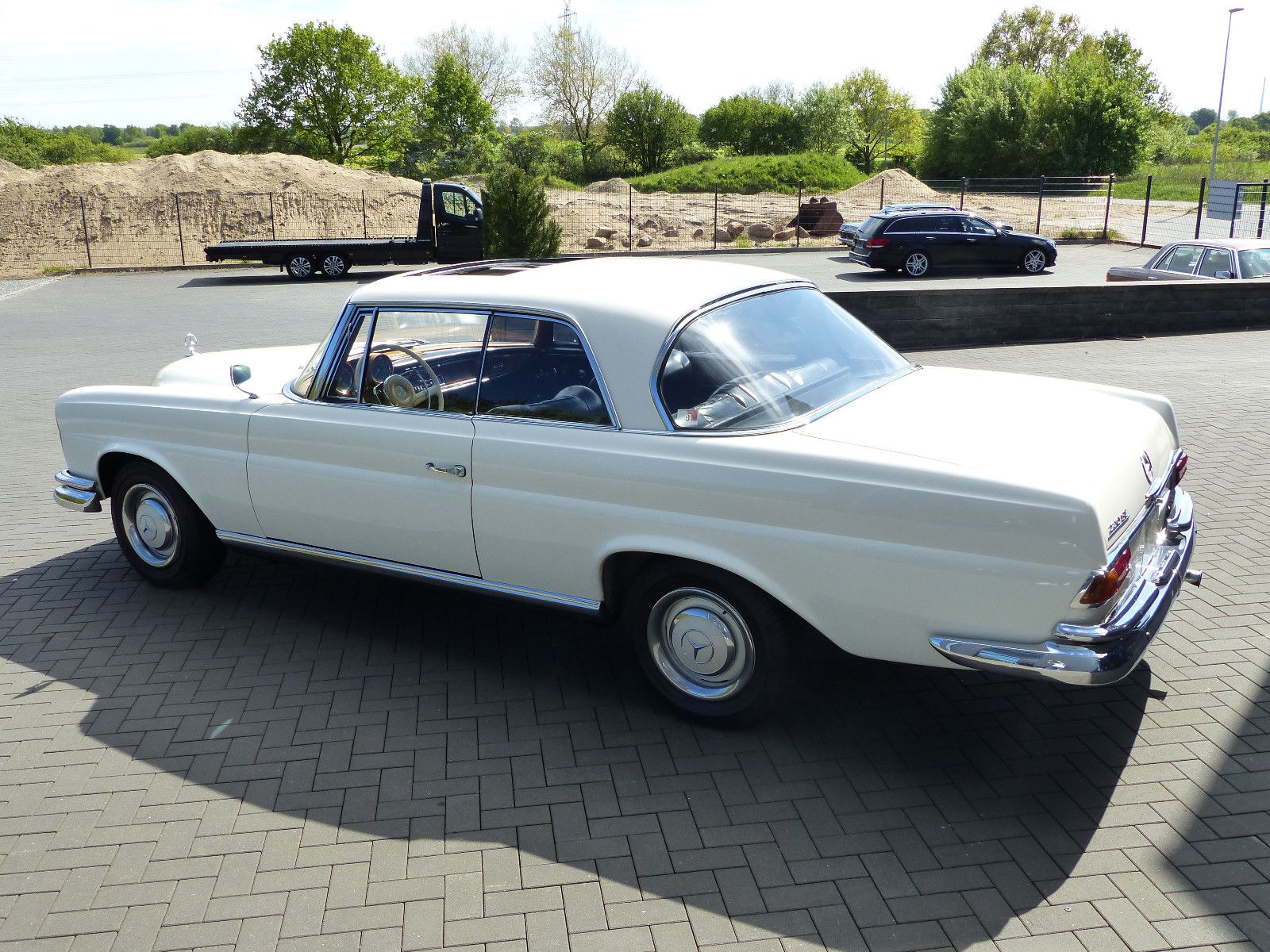 Fahrzeugabbildung Mercedes-Benz 220 SE Coupe W 111