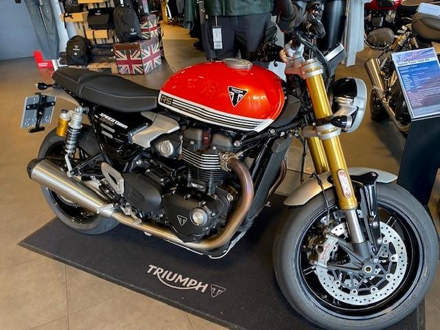 Triumph Speed Twin 1200 RS Kurvenausklang mit Zubehör