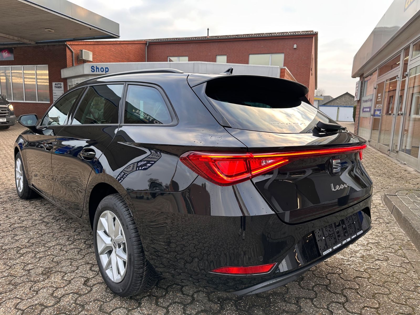 Fahrzeugabbildung SEAT Leon ST 1.5 eTSI Style DSG AHK/ACC/LED/SHZG/PDC