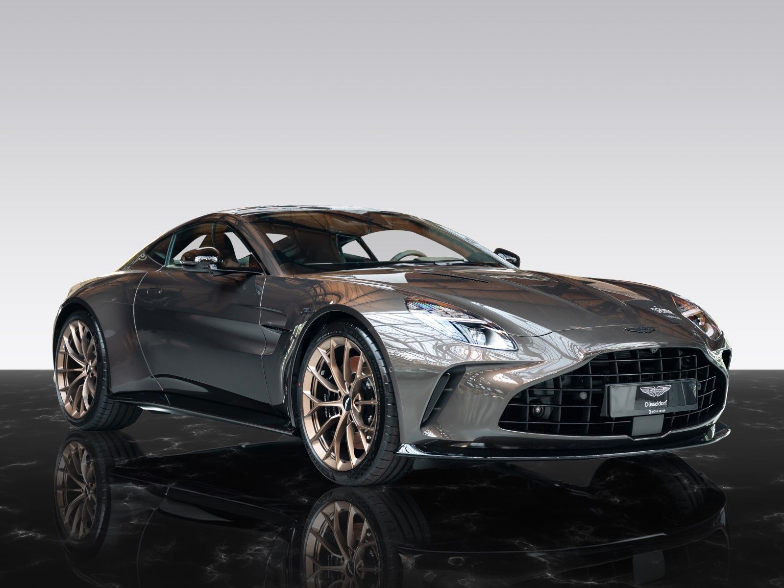 Aston Martin Vantage V8 | Q Paint | MY26 | 360 Degree Camera