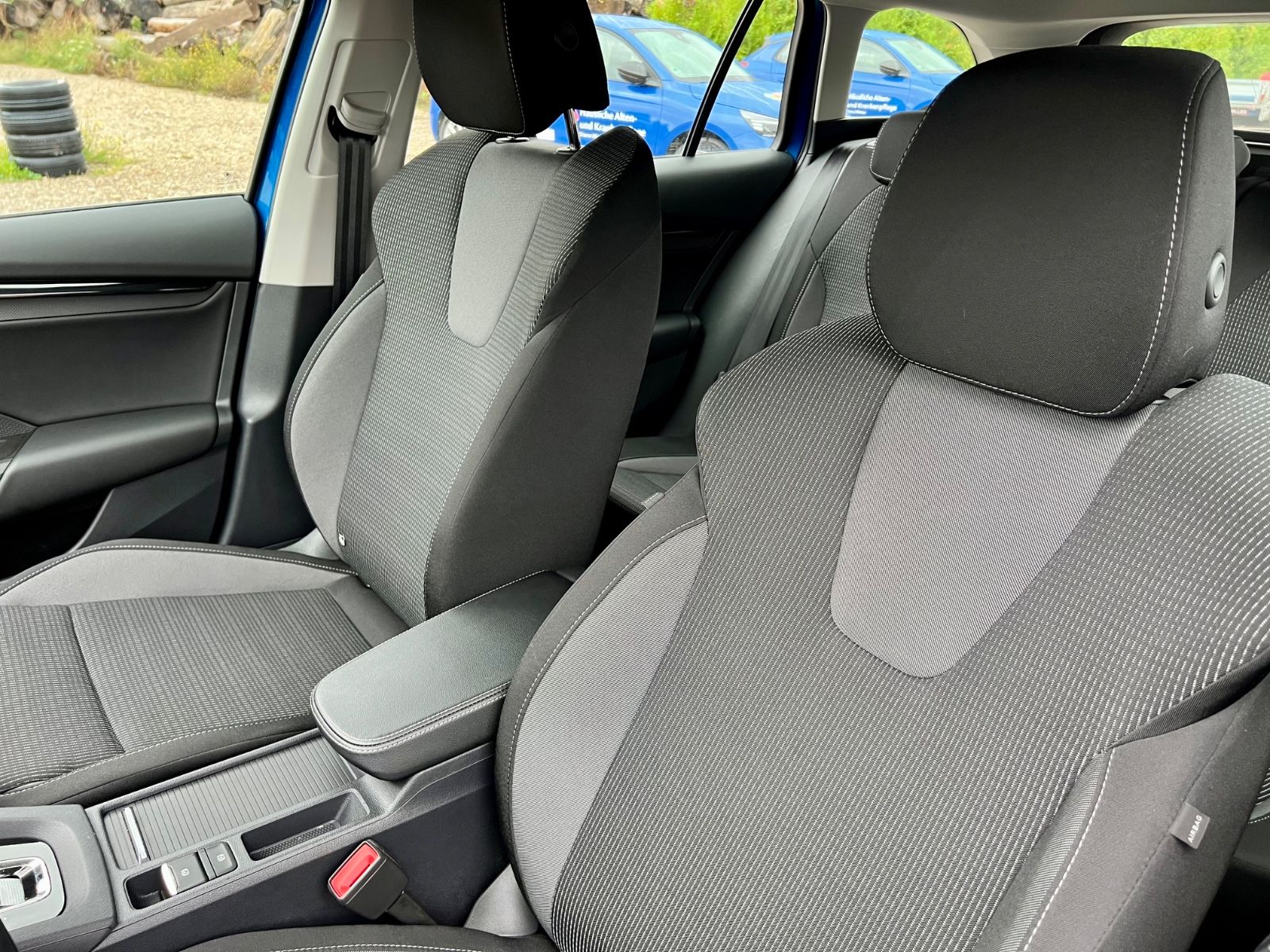 SKODA Octavia Combi 2.0 TDI AAC PDC NAVI AHK LED