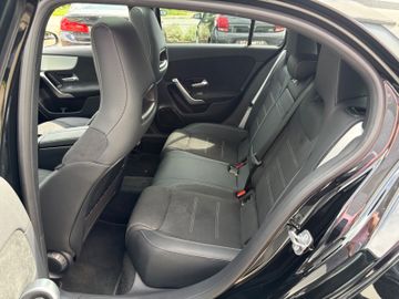 Fahrzeugabbildung Mercedes-Benz A 200d Special Edition AMG Pano DAB Night Paket