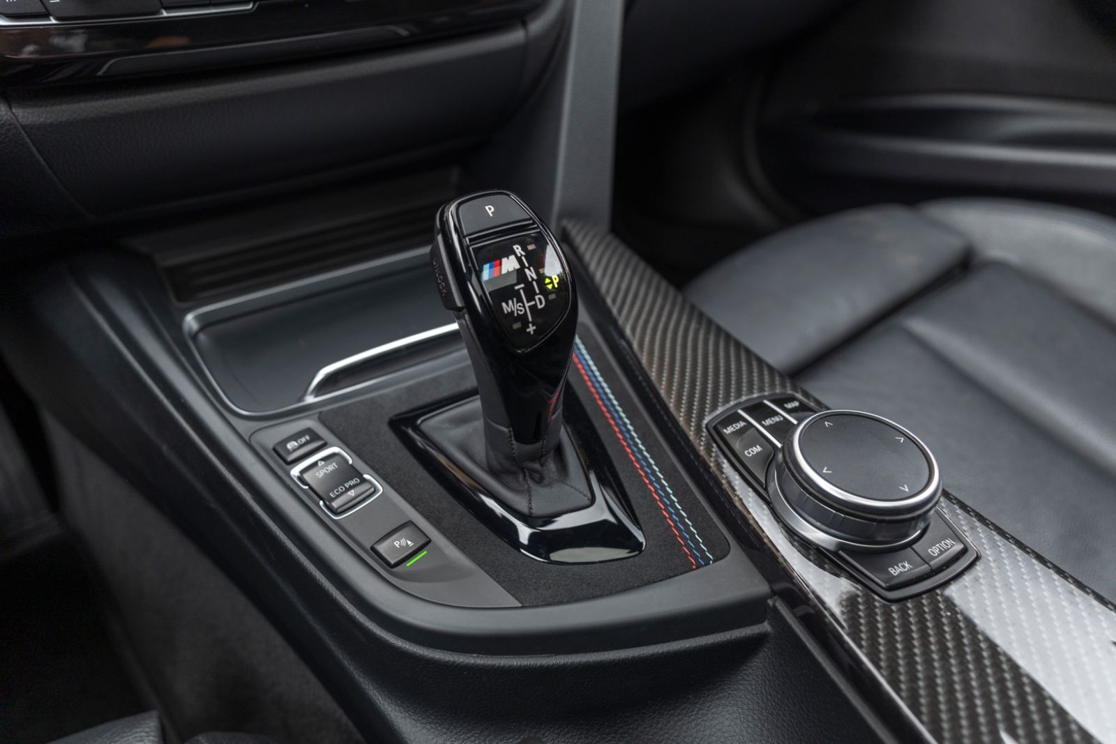Fahrzeugabbildung BMW 330I M-Performance H&K LED CARPLAY KAM NAV ALC