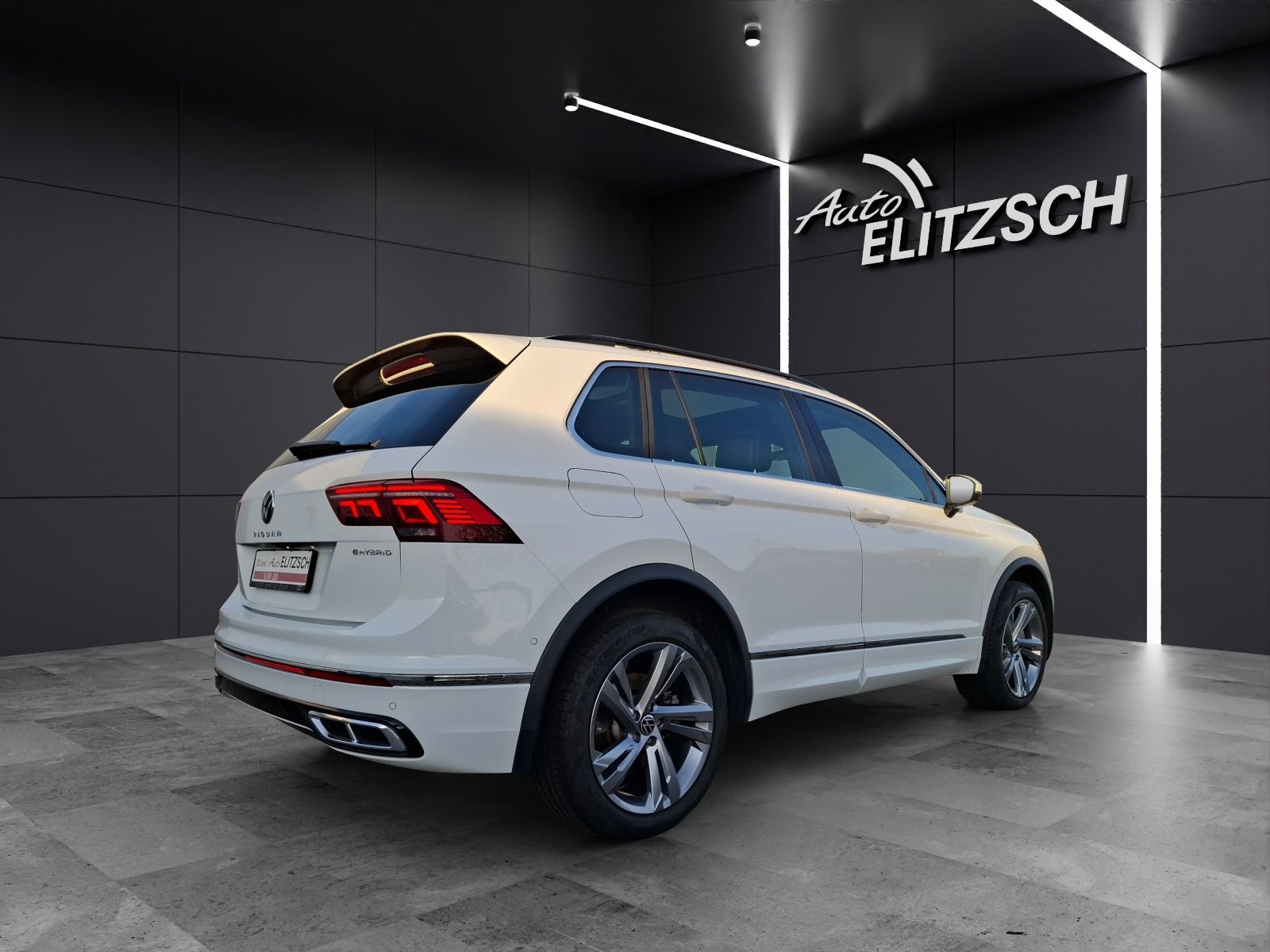 Fahrzeugabbildung Volkswagen Tiguan eHybrid R-Line DSG Matrix AHK Navi Pano A