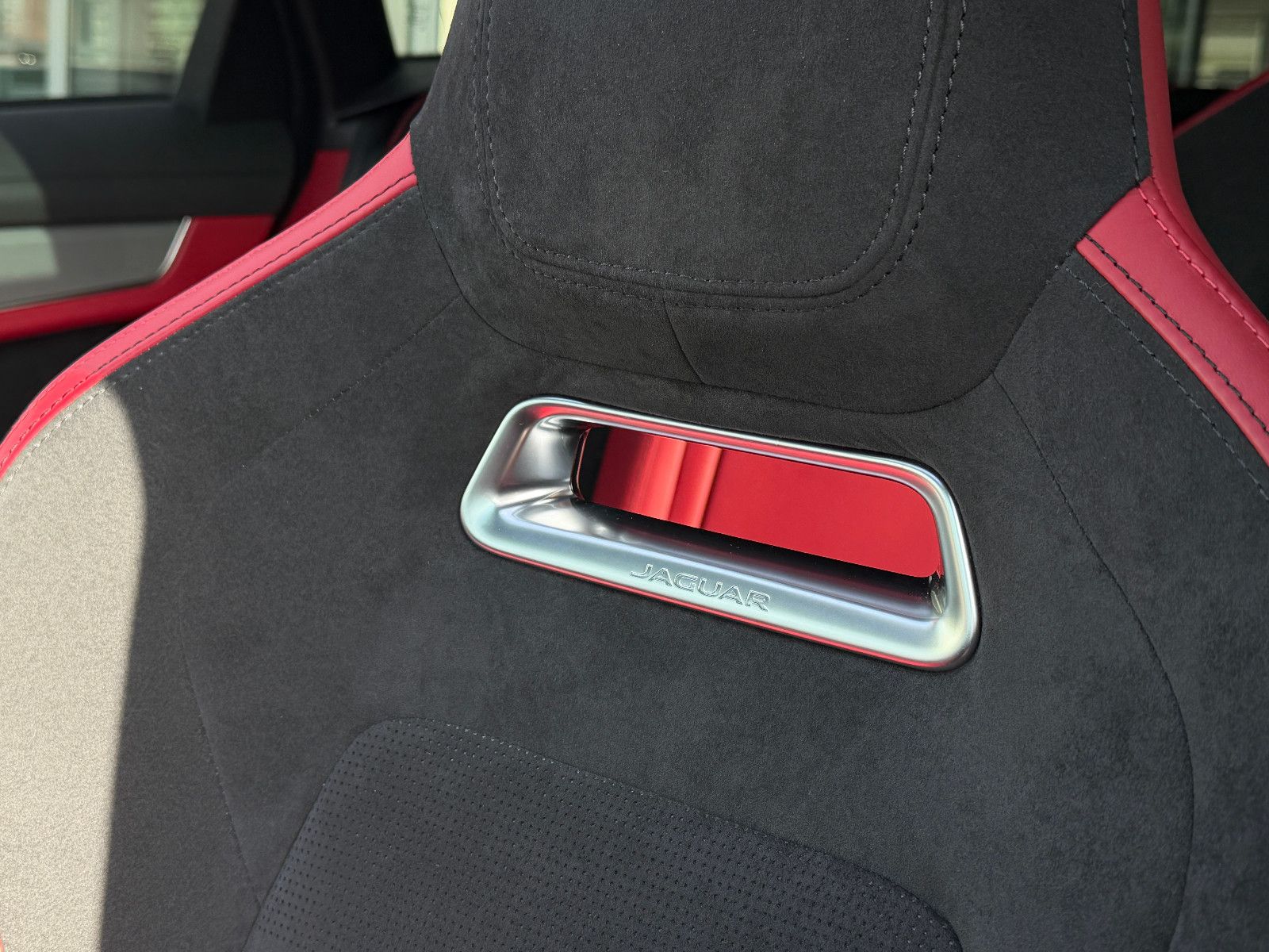 Fahrzeugabbildung Jaguar F-PACE SVR /PANO/MERIDIAN/HUD/360°KAM/MEMORY