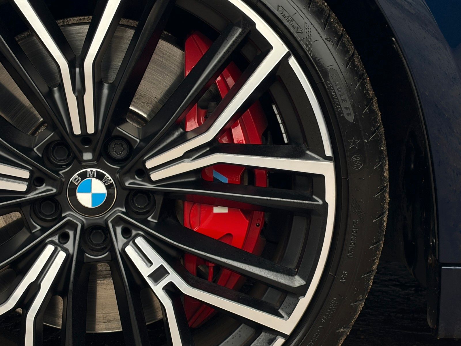 Fahrzeugabbildung BMW M550i xDr M Sport Pro Laser HuD 360° StdHzg GSD