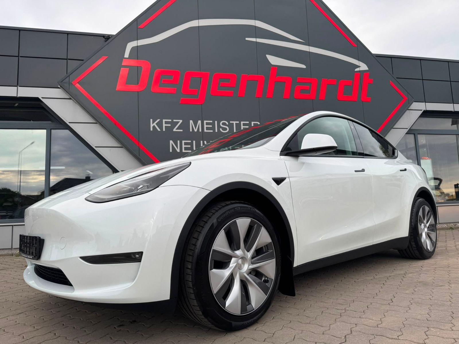 Tesla Model Y RWD Matrix LED Leder FSD SOH 95