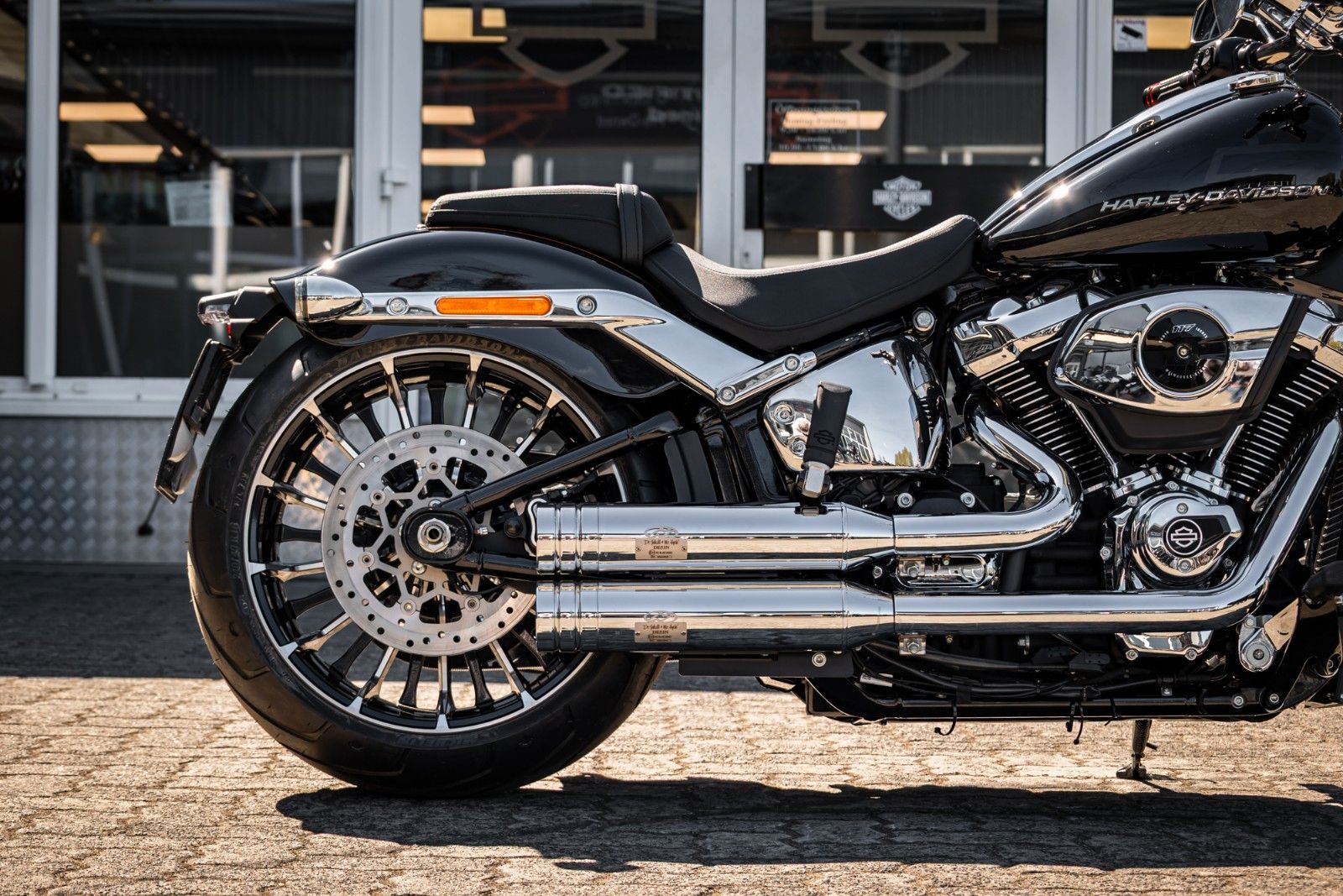 Fahrzeugabbildung Harley-Davidson BREAKOUT FXBR 117 ci - Jekill & Hyde