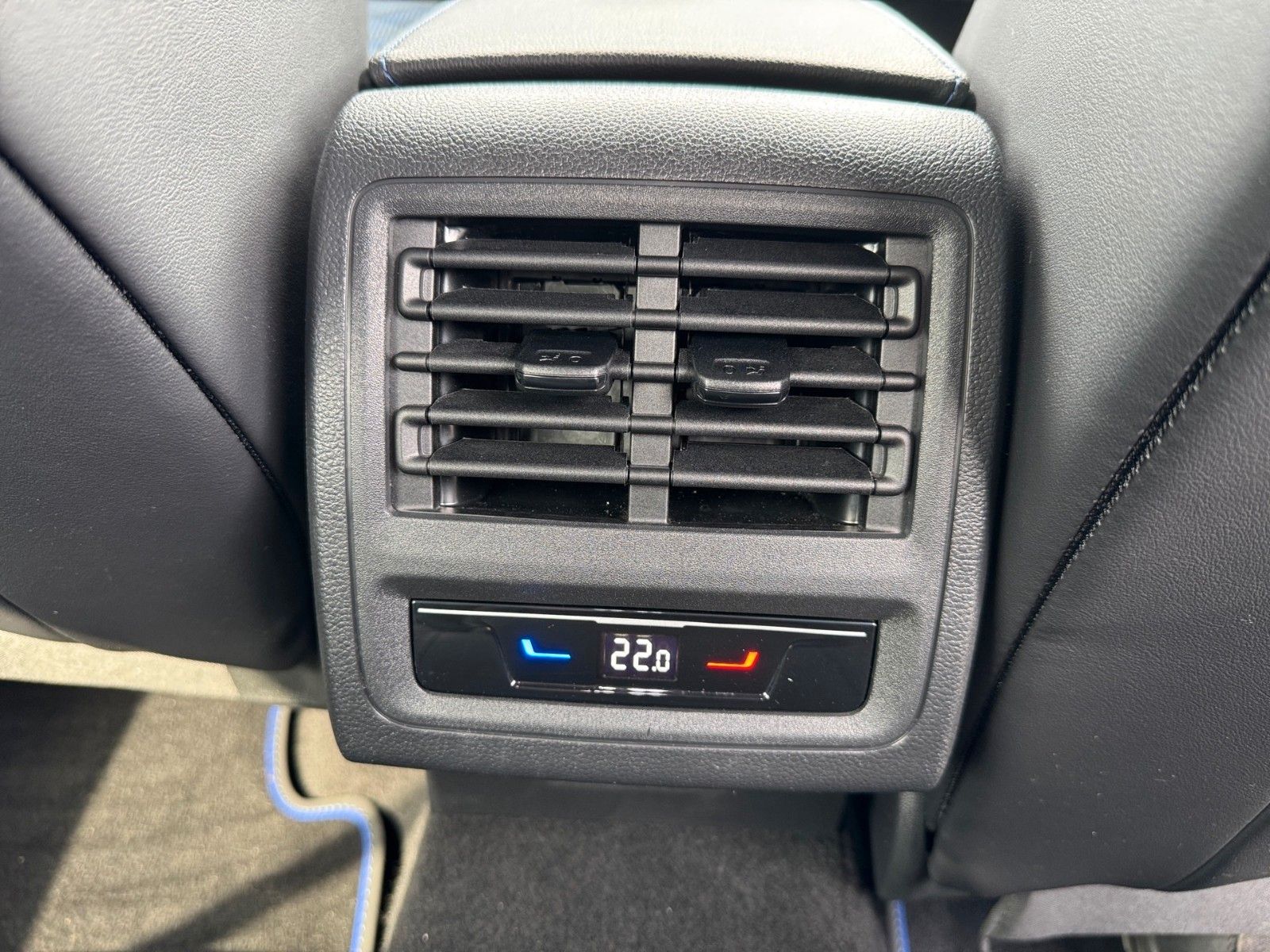 Fahrzeugabbildung Volkswagen Golf VIII Variant R 4Motion 2.0 TSI