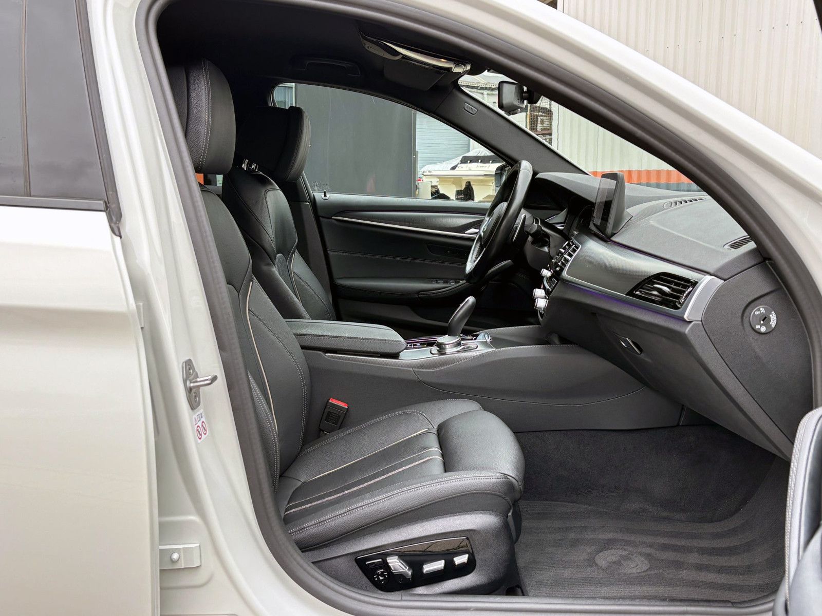 Fahrzeugabbildung BMW 520d Steptr. Limo M-Sport ACC KAM AHK LED SHZ