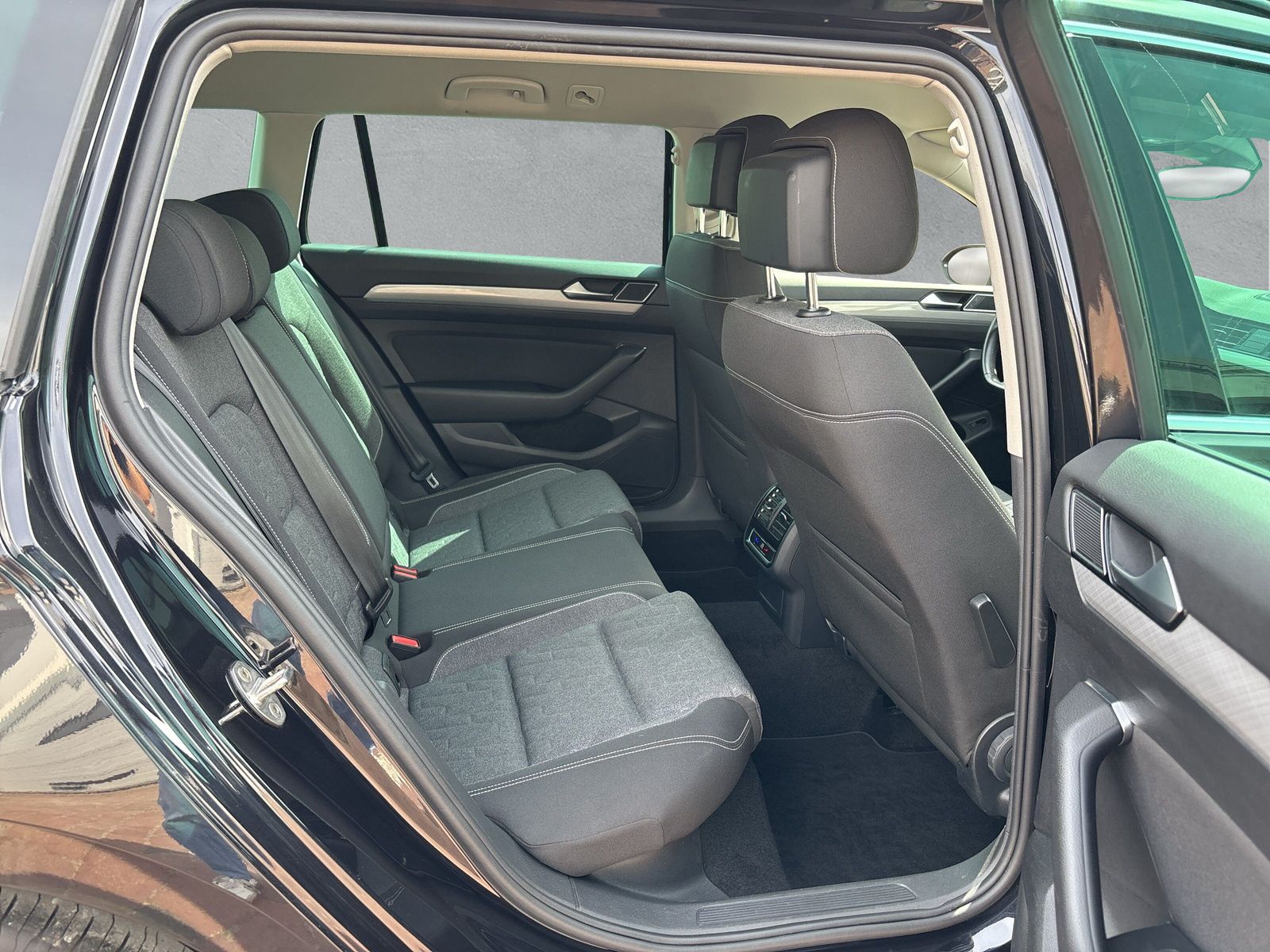 Fahrzeugabbildung Volkswagen Passat Variant Business 2.0 TDI DSG RFK App-Conn