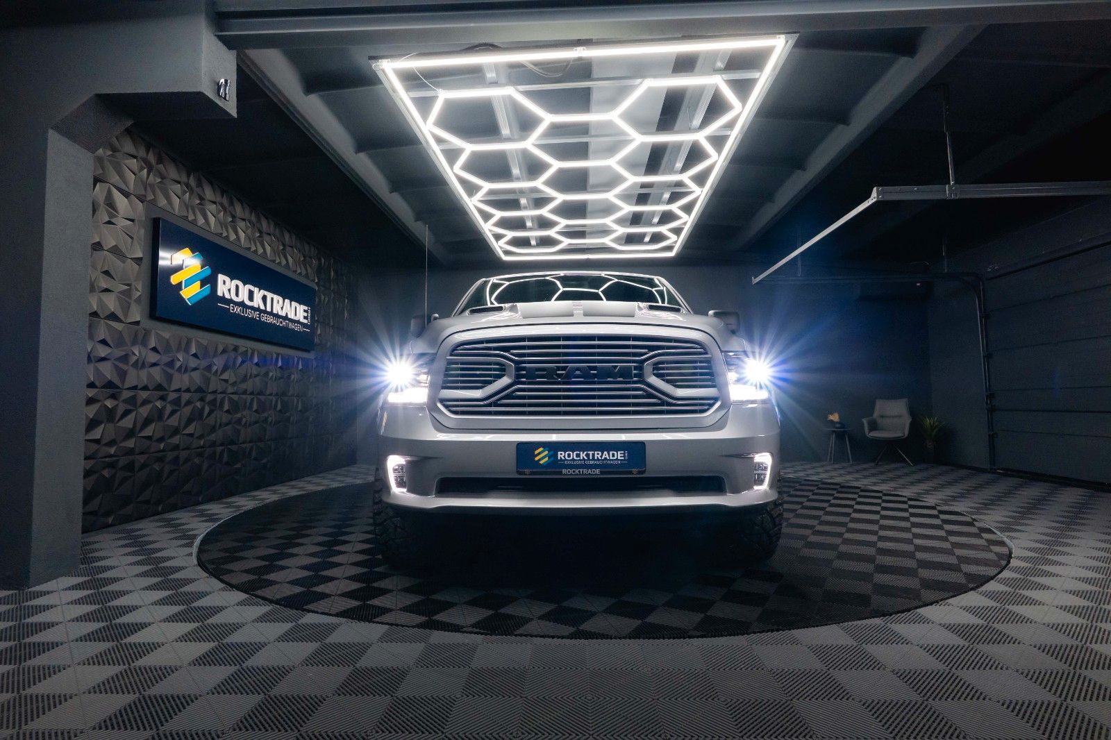 Fahrzeugabbildung Dodge RAM 5.7 V8 HEMI 4x4 OFFROAD Night LONGBED *19%*