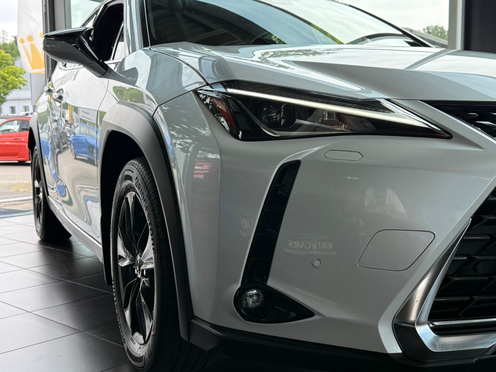 Fahrzeugabbildung Lexus UX 250 h Launch Edition LED NAV RFK SHZ ALU