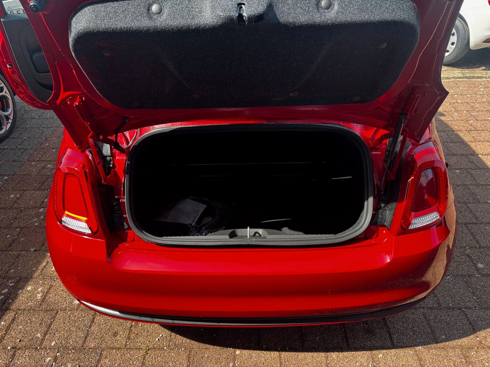 Fahrzeugabbildung Fiat 500C Carplay Tempomat Klima Tageszulassung Rot