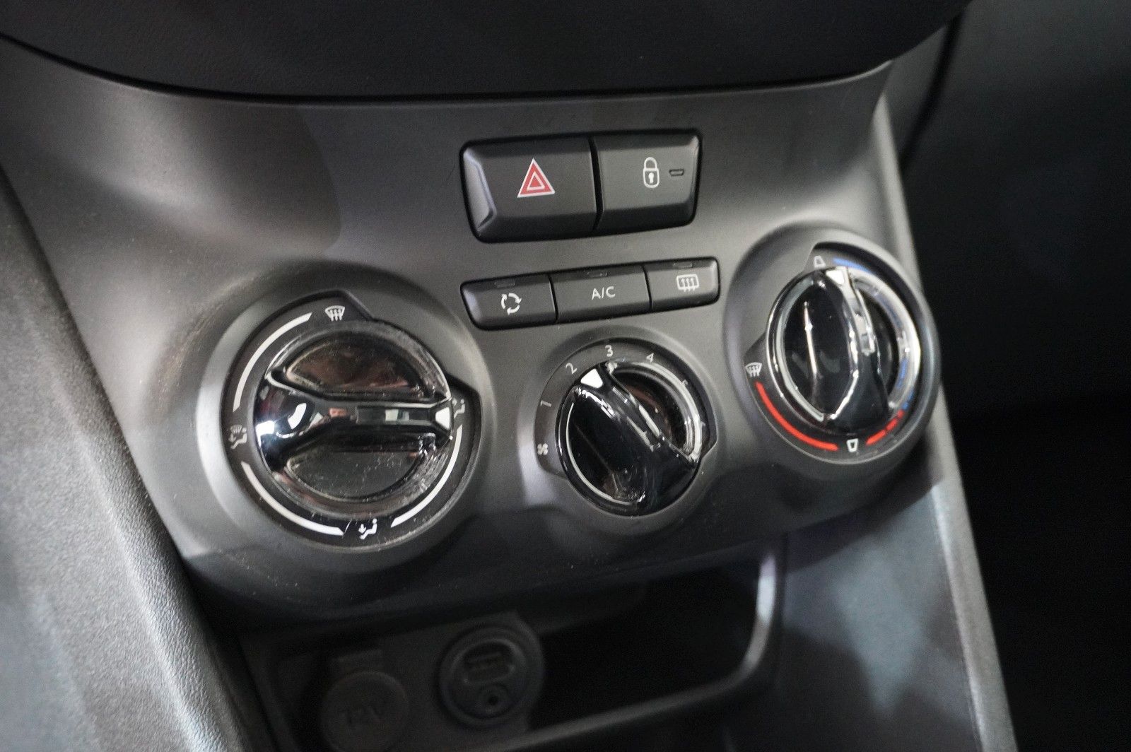 Fahrzeugabbildung Peugeot 208 LIM. 1.2 ACTIVE NAVI/LED/KLIMA/SHZ/PDC/TEMP