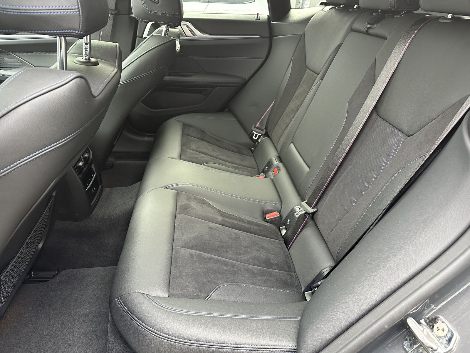 Fahrzeugabbildung BMW i4 40 eDrive M-Sport Pro NAV+LASER+PANO+ACC+19ZO