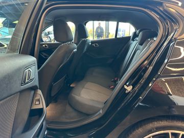 BMW 120 i *HEAD-UP*StandHZ*AHK*SPORT*2-ZONEN*CARPLAY