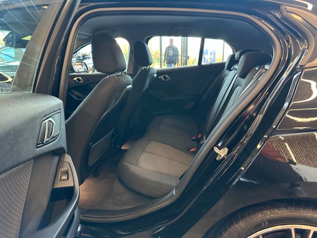 BMW 120 i *HEAD-UP*StandHZ*AHK*SPORT*2-ZONEN*CARPLAY