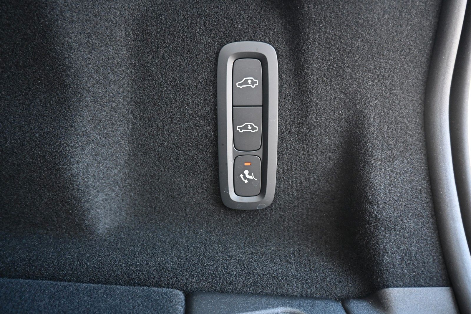 Fahrzeugabbildung Volvo XC60 B4 D AWD Ultimate Dark*STDHZG*LUFT*360°*ACC