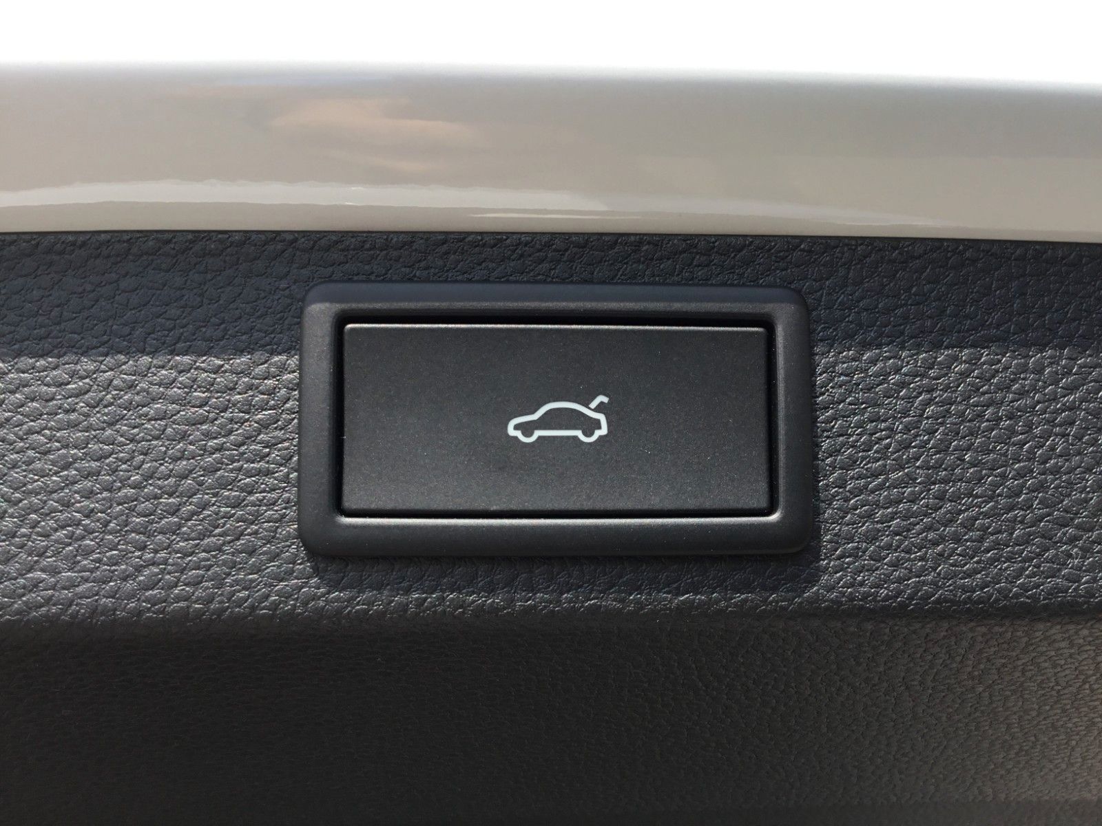 Fahrzeugabbildung SKODA Karoq 2.0l TSI DSG 4x4 Sportline+AHK+Matrix+Pano