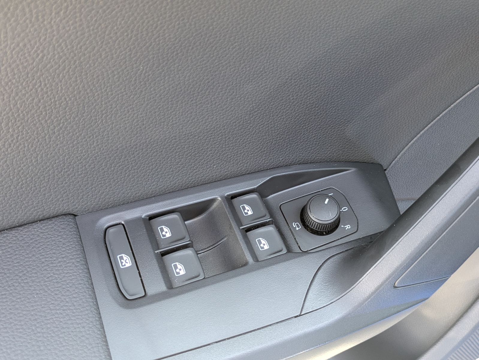 Fahrzeugabbildung SEAT Arona 1.0 TSI FR DSG AHK*ACC*LED*APP*DAB*KAMERA