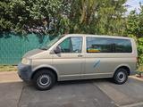 Volkswagen T5 Caravelle - Volkswagen T5: Firmenfahrzeug