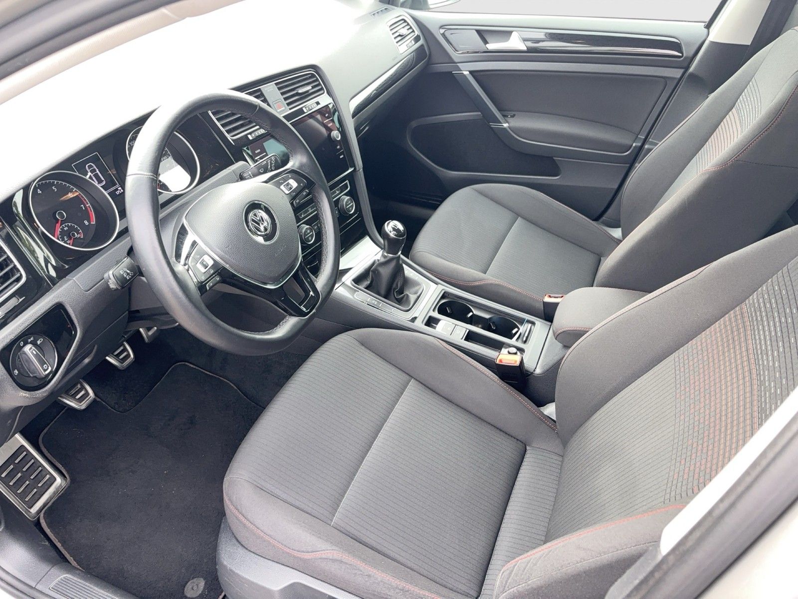 Fahrzeugabbildung Volkswagen Golf VII Lim. TSI Sound LED ACC PDC APP-Connect