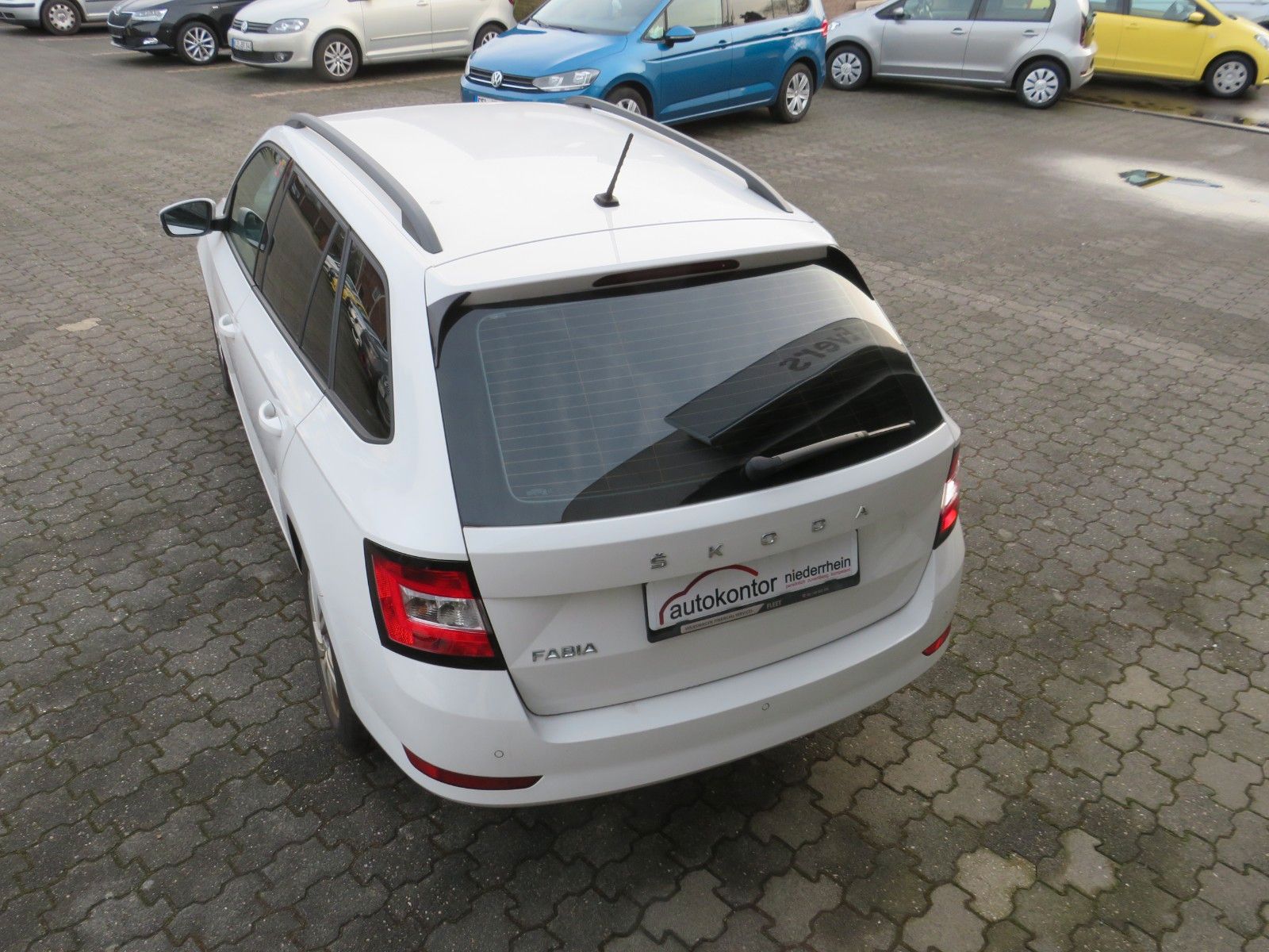 Fahrzeugabbildung SKODA Combi Ambition PDC APP-CONNECT KAMERA SITZ GRA 1