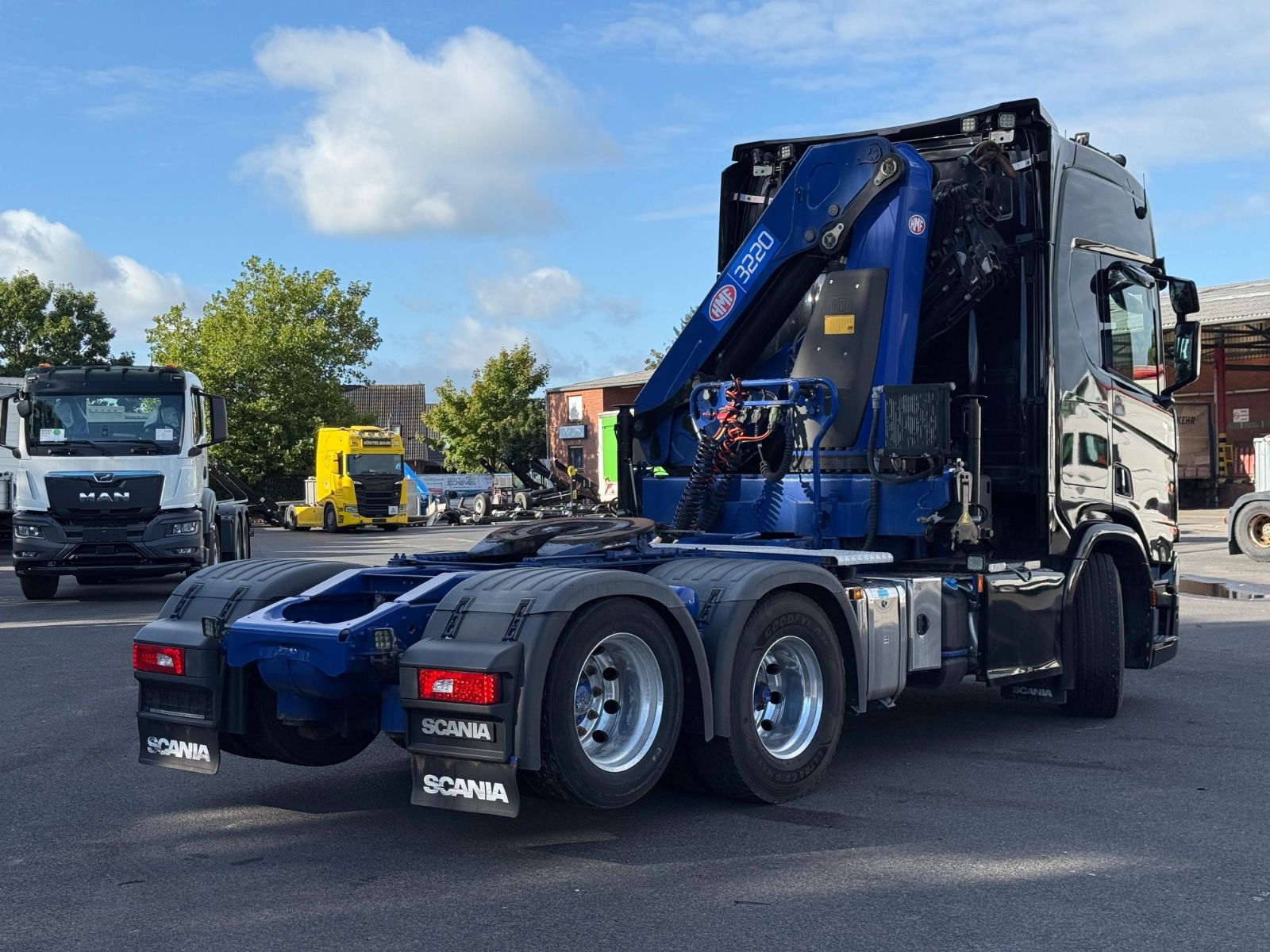 Fahrzeugabbildung Scania R580 V8 HMF 3220-K4 Kran Funk 66 t