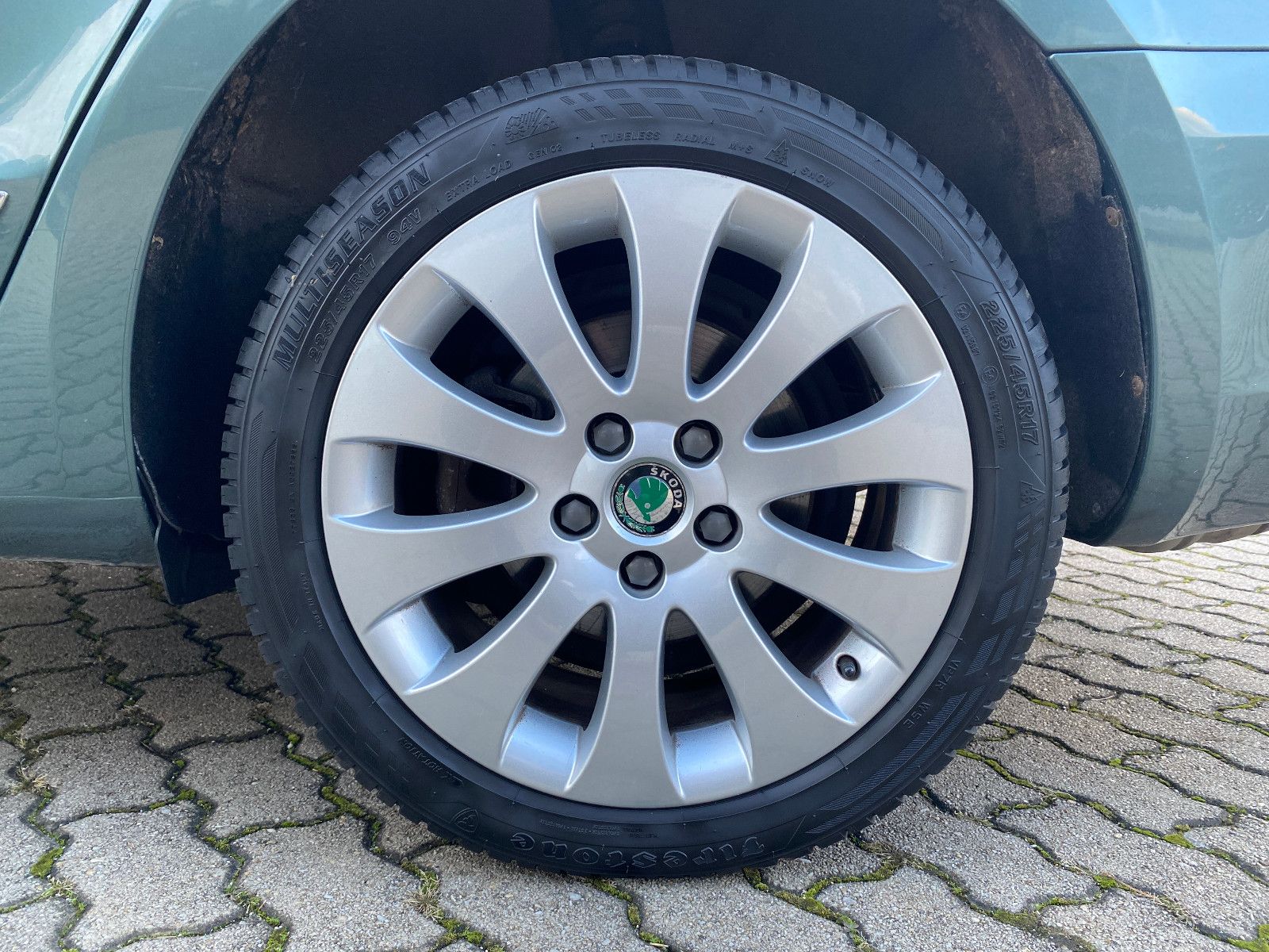 Fahrzeugabbildung SKODA Superb 2.0 TDI 4x4 Kombi 1.HD+PDC+SHZ+NAVI+KLIMA