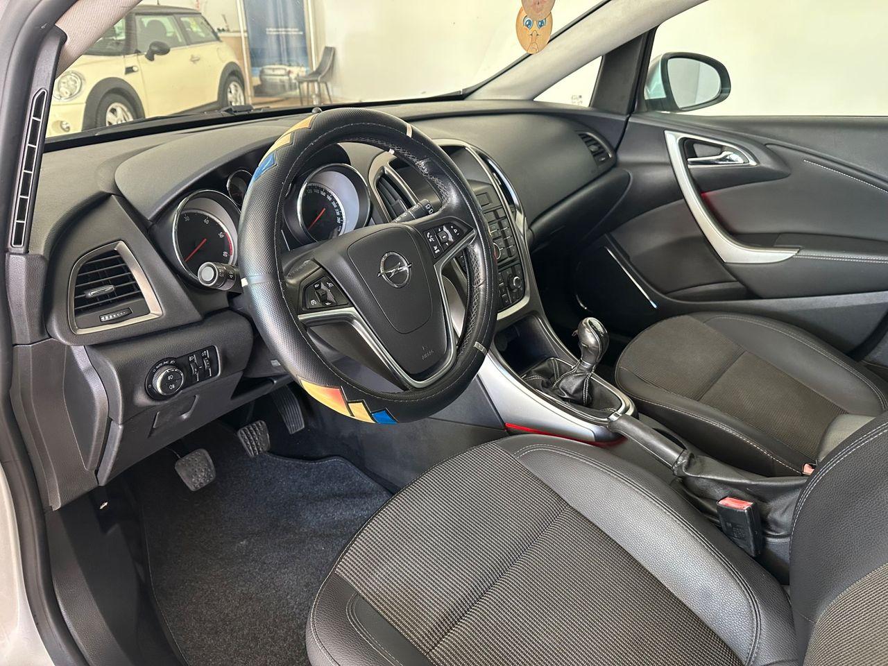 Opel Astra 2012 — photo 13