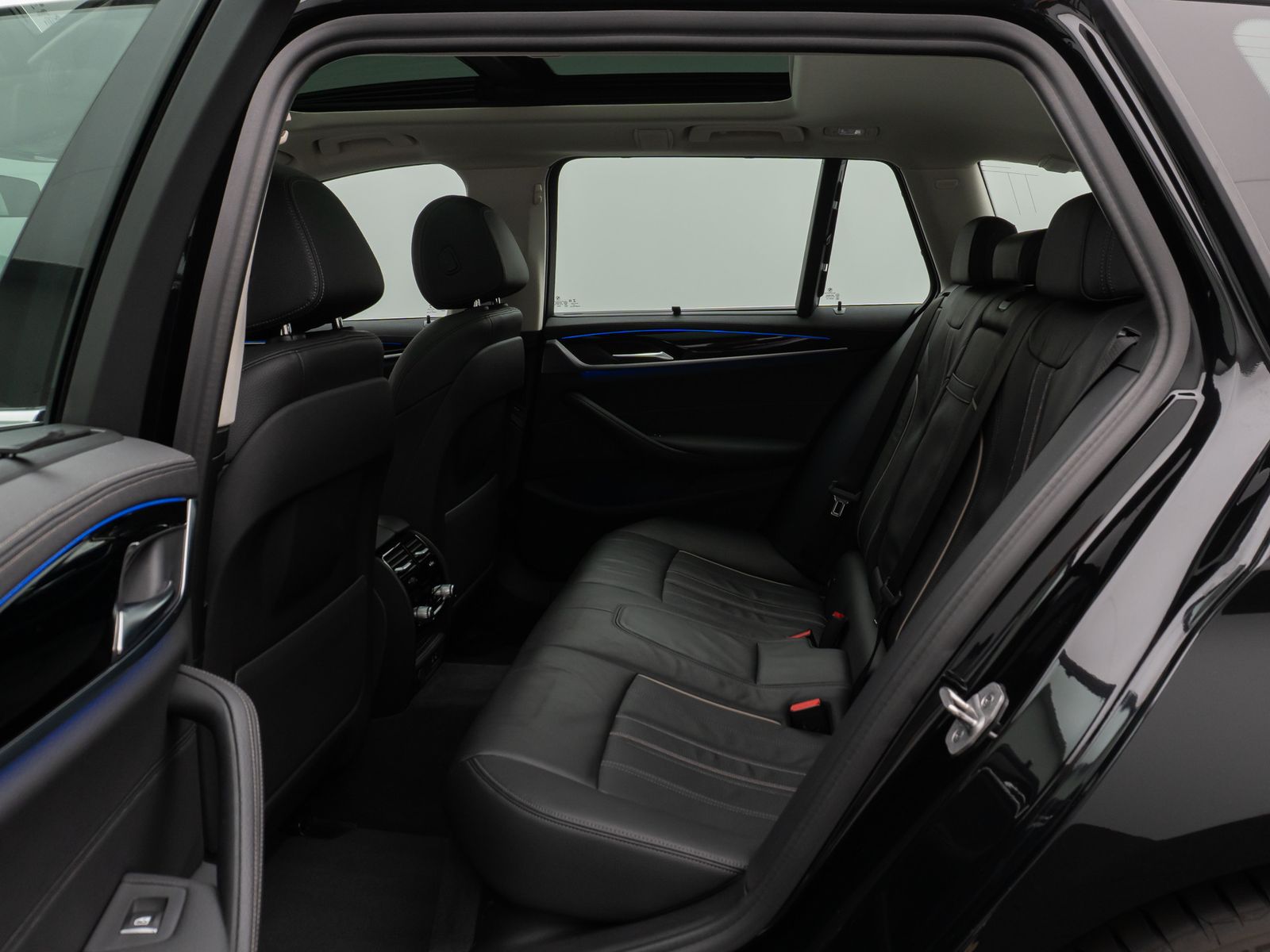 Fahrzeugabbildung BMW 530d LuxuryLine Panorama Kamera HiFi AHK Komfort