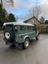 Land Rover Defender 110 TD4 Station Wagon E E - Land Rover Defender mit Diesel-Antrieb: Geländewagen