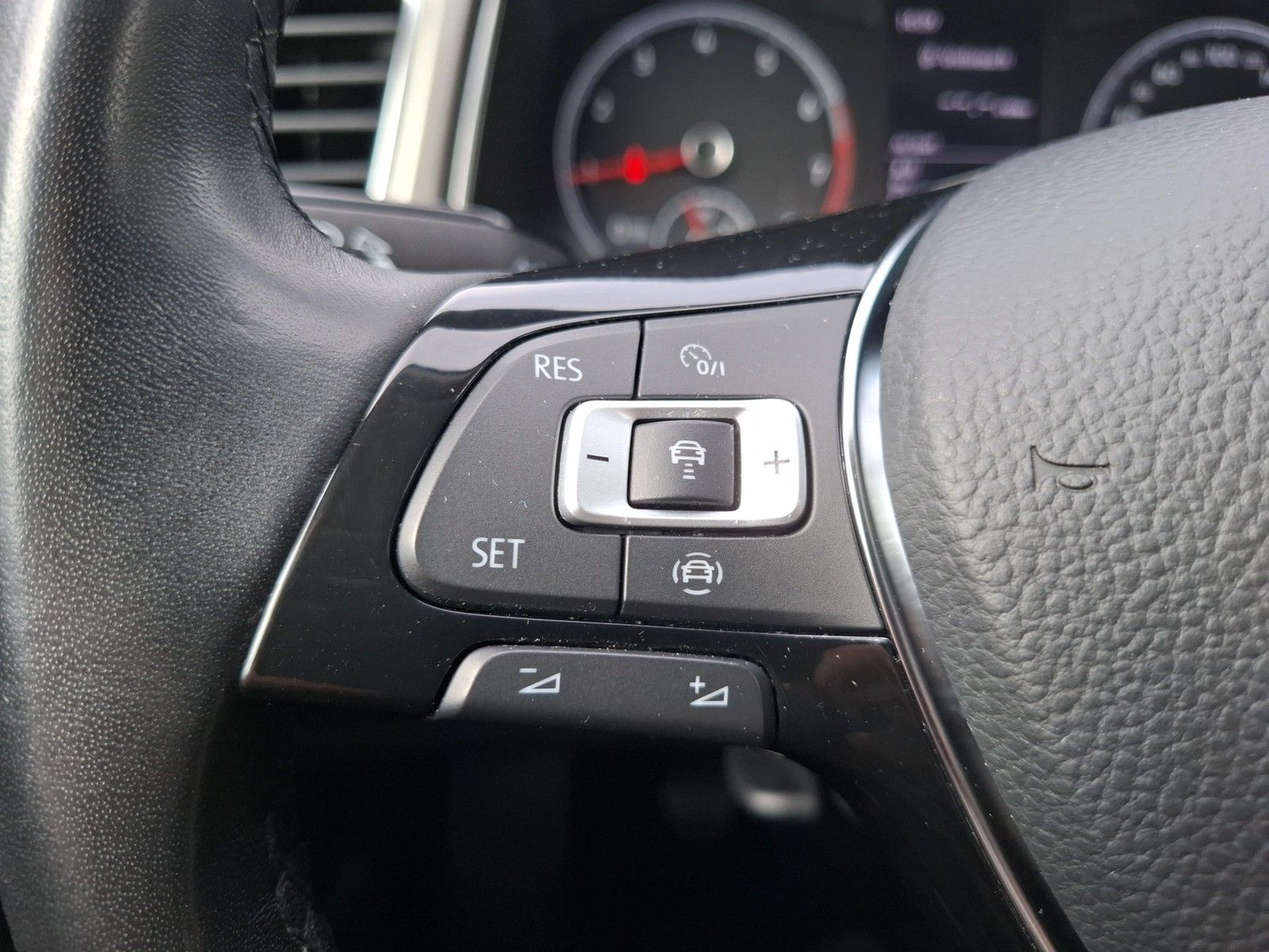Fahrzeugabbildung Volkswagen T-Roc TSI Style LED AHK Navi ACC RFK SH