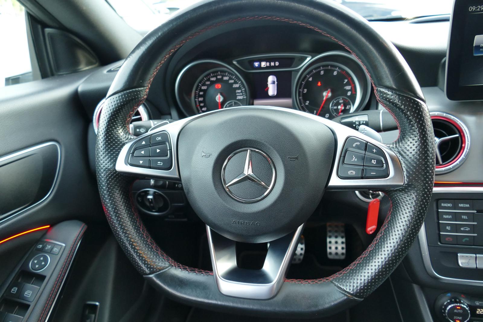 Mercedes-Benz CLA 200 AMG Line LED Navi Panorama Tempomat PDC